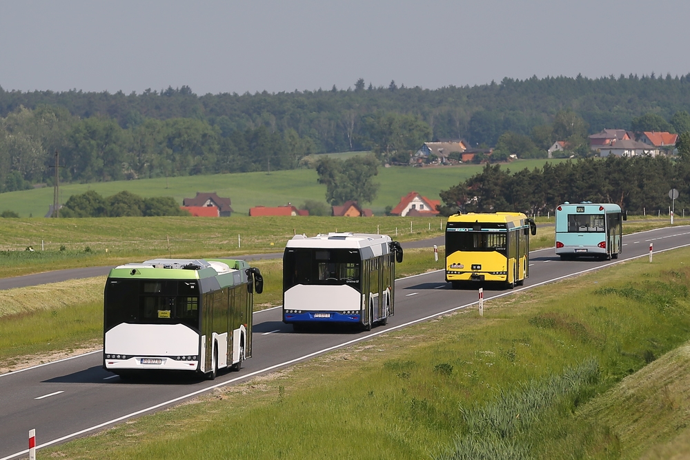 Rozloučíme se tímto záběrem na čtveřici vozů Solaris Urbino v různých provedeních. Kolonu vede historický vůz následovaný autobusem pro německého zákazníka (s tažným zařízením), dále autobus pro polský Kraków v dieselové verzi a hybridní vůz nejblíže fotografovi. (foto: Solaris Bus & Coach)