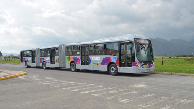 Autobusy Volvo B340M pro Quito, hlavní město Ekvádoru. Povšimněte si zajímavého řešení dveří souvisejícího s výškou nástupních hran. (foto: Volvo)