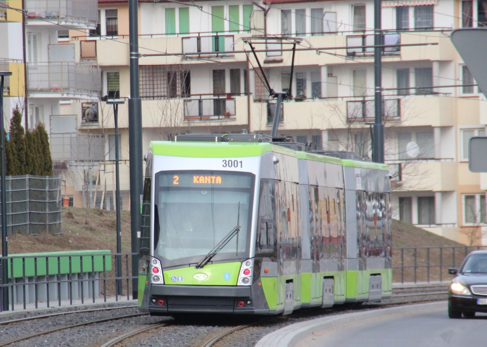 15 tramvají Solaris Tramino S111o zatím nevykazuje žádné vážnější poruchy, takže je možné jezdit s minimální provozní zálohou. Přesto chce město dokoupit další tři vozy. (foto: Marcin Bobiński)