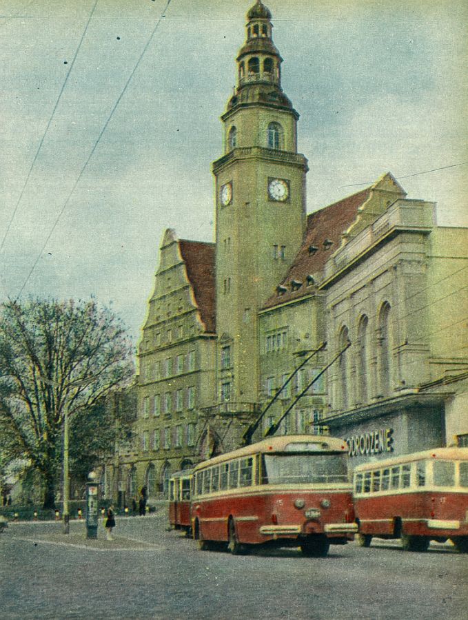 Ve městě dříve kromě tramvají sloužily také trolejbusy, a to včetně těch z Československa. Na obrázku vidíme jeden z vozů Škoda 9 Tr. I o trolejbusech si budete moct přečíst v čísle 2/2016 časopisu Československý Dopravák. (sbírka: Marcin Bobiński)