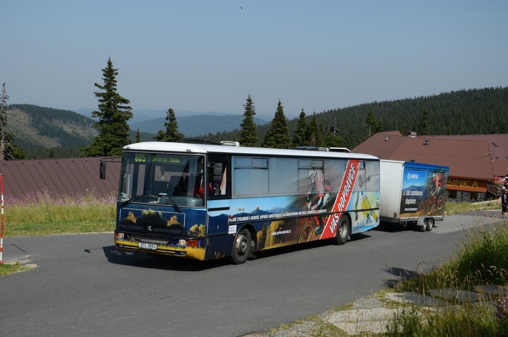Arriva využívá cyklobusy a skibusy v různých oblastech, jež obsluhuje. Zde se nám nabízí pohle na autobus Karosa C 954 v přívěsným vozíkem na kola v Jeseníkách. (foto: Miroslav Halász)