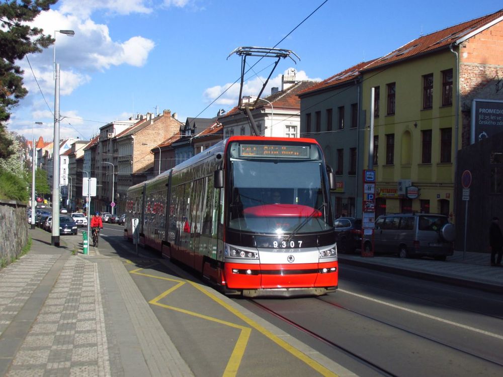 Vůz ev. č. 9307 je jednou ze dvou pražských tramvají, v nichž je možné platit bezkontaktní kartou. (foto: Ing. Filip Jiřík)