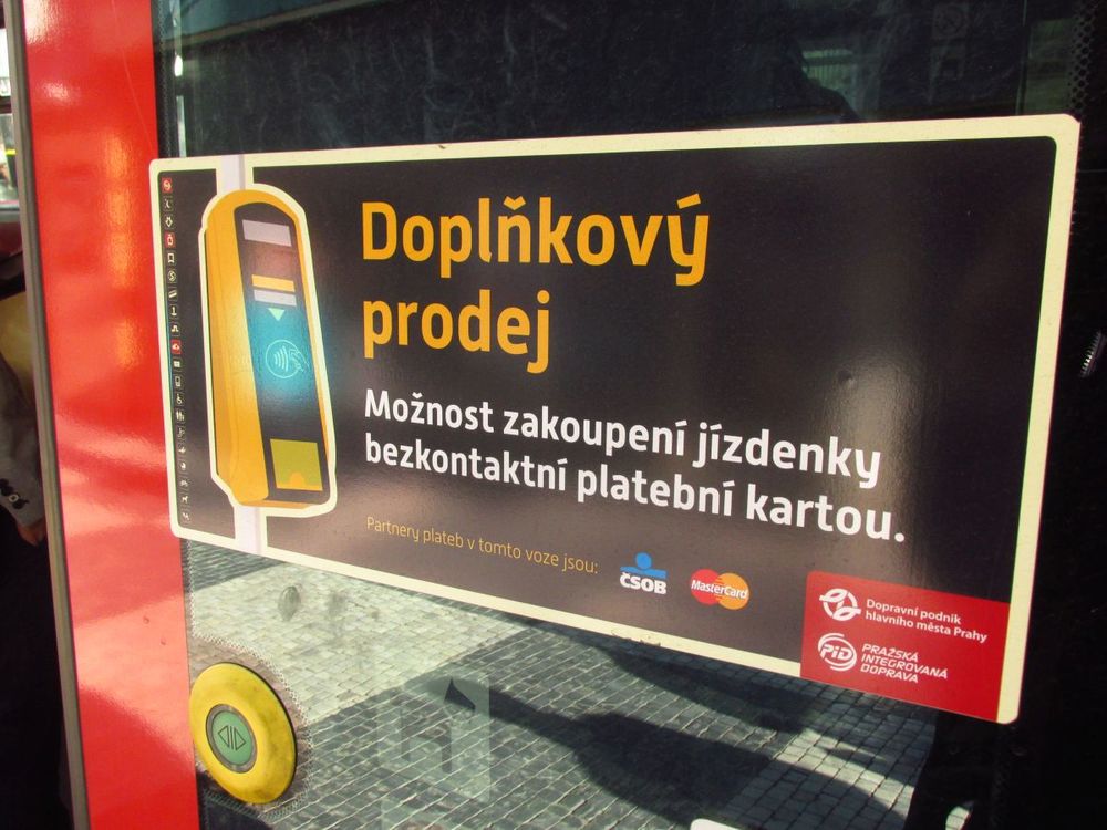 Na možnost zakoupení jízdenky jsou cestující upozorňování nálepkami na dveřích vozidel. (foto: Ing. Filip Jiřík)