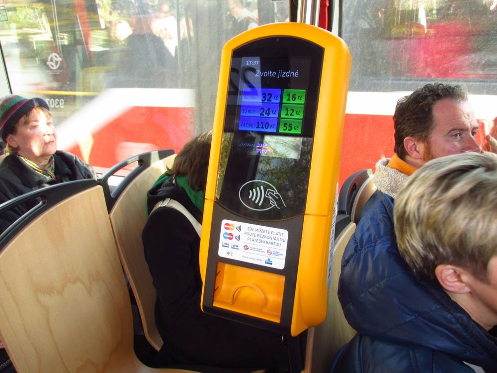 Ceník jízdného v tramvajích je identický s tím klasickým. Platba je možná pouze platební kartou, díky čemuž mohou mít automaty kompaktní rezměry. (foto: Ing. Filip Jiřík)
