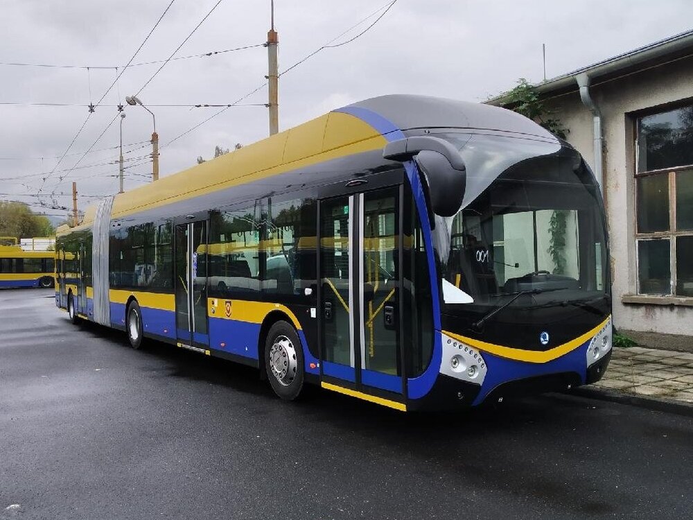 Trolejbus Škoda 33 Tr ve vozovně v Teplicích. (foto: Denis Machka)
