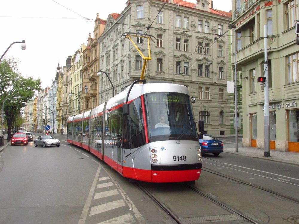 Tramvaj v netradičním barevném schématu se poprvé objevila v provozu na lince č. 17. (foto: Ing. Filip Jiřík)