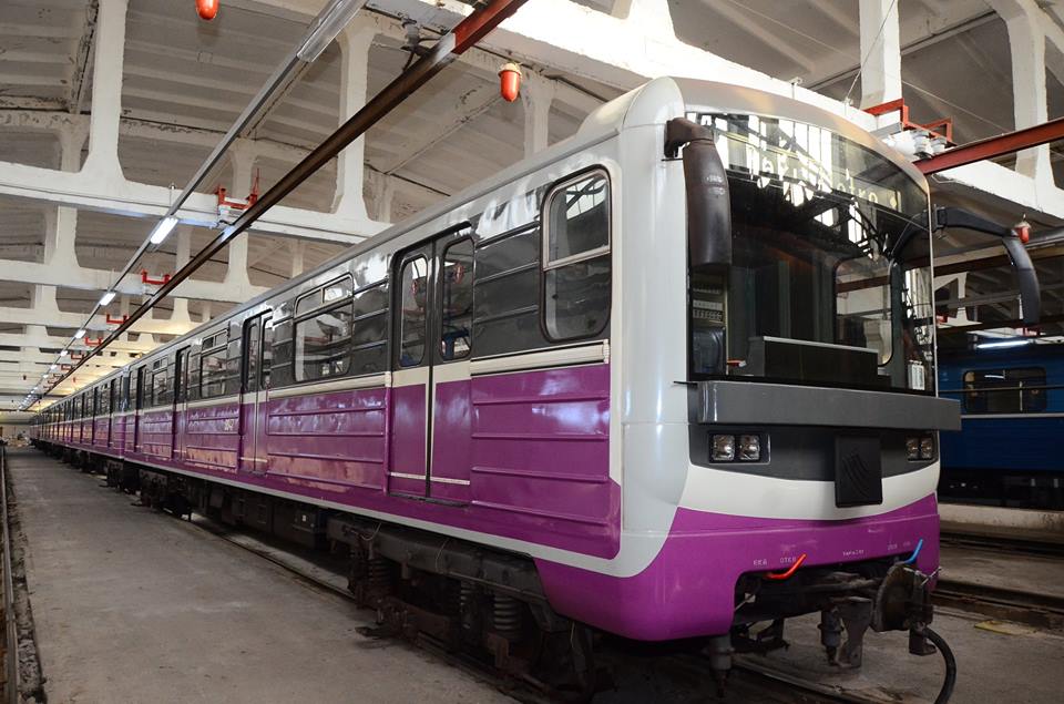 Jedna z modernizovaných jednotek metra pro Baku na bázi řady 81-71. (zdroj: Wikipedia.org)