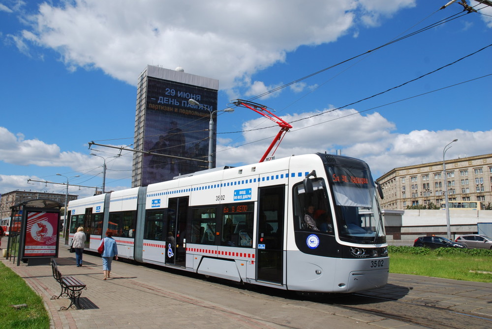 Tramvaj Pesa Fokstrot v ulicích Moskvy. (foto: PESA Bydgoszcz)