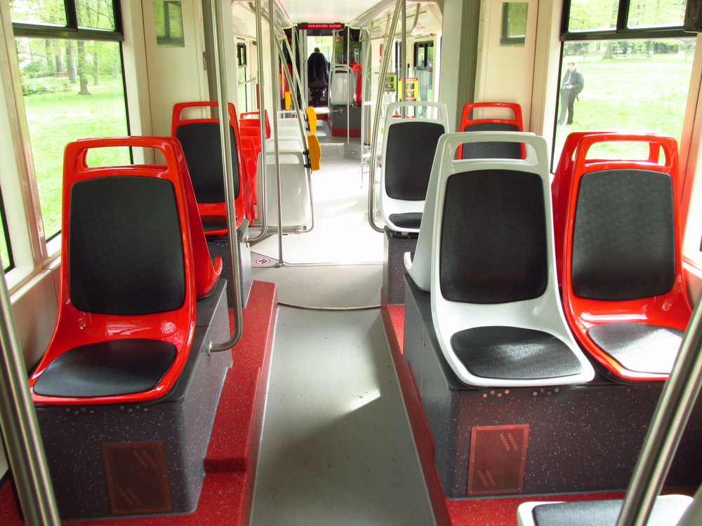 Pohled na upravený interiér s příčnými sedadly. (foto: Ing. Filip Jiřík) 