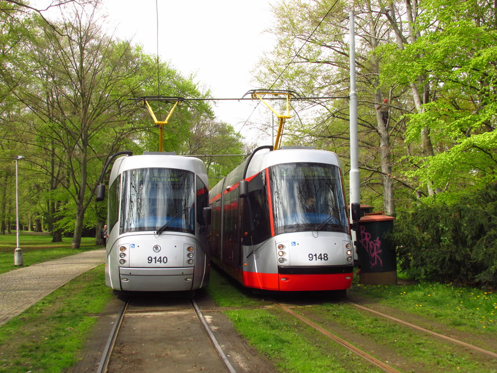 Srovnání barevného řešení vozů Škoda 14 T. (foto: Ing. Filip Jiřík)