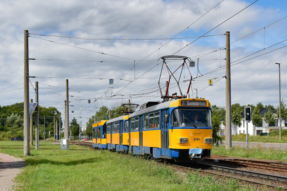 V Lipsku jsou ještě stále v provozu i legendární tramvaje T4D z produkce ČKD, byť v modernizované verzi. Dodávek nových vozů se však patrně nedočkají a jejich éra by měla podle původních prognóz být ukončena s dodáním posledních vozů Solaris/Stadler Tramino Leipzig. (foto: Honza Tran)