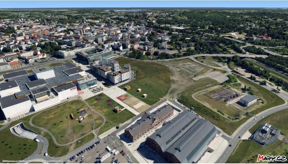 A zde realita, byť dnes už poněkud neaktuální, neboť na Karolině přibyly od momentu pořízení tohoto snímku dva obytné domy a třetí se momentálně staví. Při porovnání vizualizace výše s tímto snímkem si lze povšimnout, jaký záměr město má: přesunout část silniční dopravy od břehu směrem více ke Karolině. Nicméně jak známo, papír snese vše, a tak se už dnes například neskloňuje v minulosti opakovaně slibovaná tramvajová trať vedená do oblasti DOVu. Uvidíme tedy, jaký bude stav za pár let. (autor: Mapy.cz; zdroj: PROPOJENÍ NOVÁ PIVOVARSKÁ – KAROLINA, Hluková studie, autor: Dopravoprojekt, 11/2019).