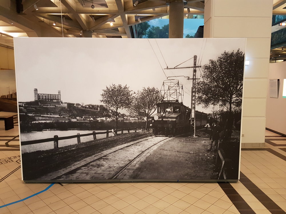 Diaľkový vlak Viedenskej električky na zastávke Ligetfalu (Petržalka). (Foto: Peter Martinko)