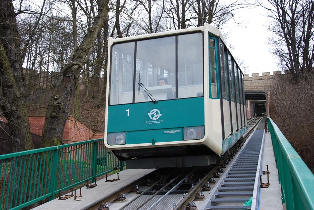 Vozy lanové dráhy na Petřín pocházejí z vagónky Studénka. Na původních podvozcích z roku 1932 byla postavena v 80. letech nová skříň. (foto: DPP)
