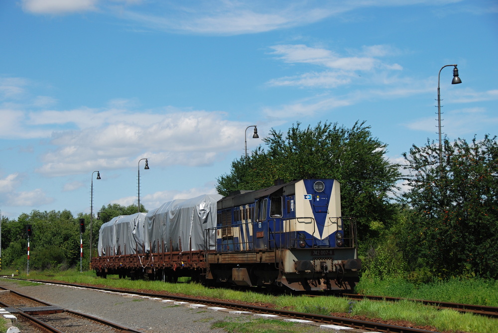 Přeprava prvních dvou vozů VarioLF.S pro Taškent z výrobního závodu v Krnově v roce 2011. (foto: Libor Hinčica)