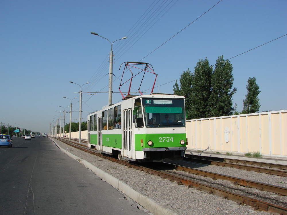 V provozu jsou v omezeném počtu také původní tramvaje T6B5. Většina jich ale byla v posledních letech odstavena. (foto: Sergej Kivenko)