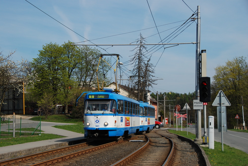 Vůz T3SU ev. č. 901 byl nasazován zejména na linku č. 5. Na fotografii je zachycen ve výhybně Dolní Lhota. (foto: Libor Hinčica)