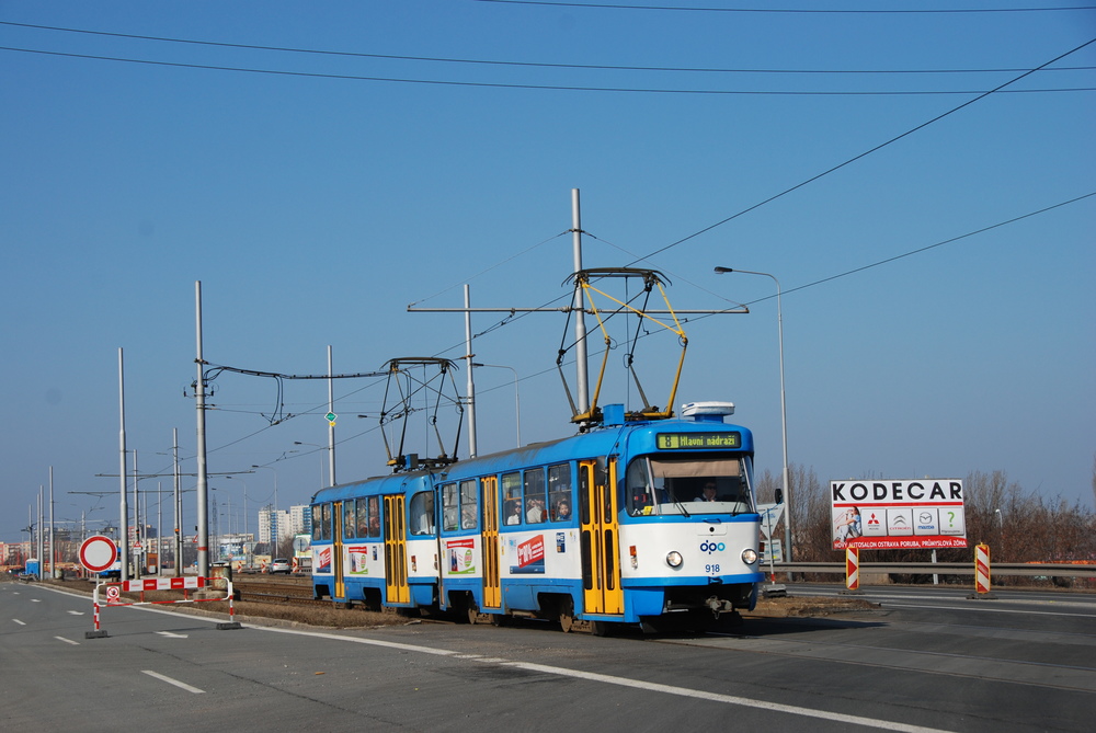 Jedním z odprodaných vozů je také vůz T3SUCS ev. č. 918. Na fotografii je zachycen v březnu 2012 na Svinovských mostech. (foto: Libor Hinčica)