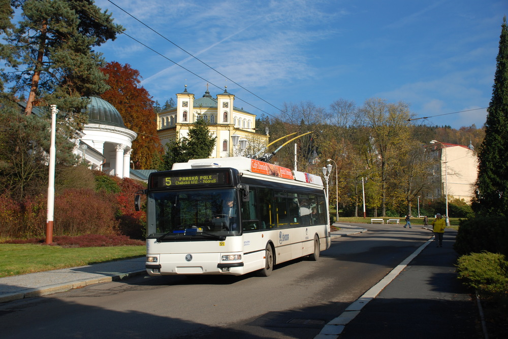 Prototypový trolejbus Škoda 24 Tr Irisbus projíždí okolo kolonády v Mariánských Lázních. (foto: Libor Hinčica)