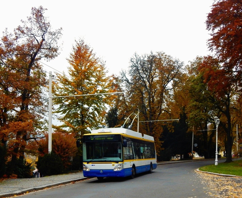 V Mariánských Lázních jsou dnes do provozu nasazovány trolejbusy Škoda 24 Tr Irisbus a jeden vůz Škoda 14 TrM původem z Plzně. (foto: Petr Bystroň). 