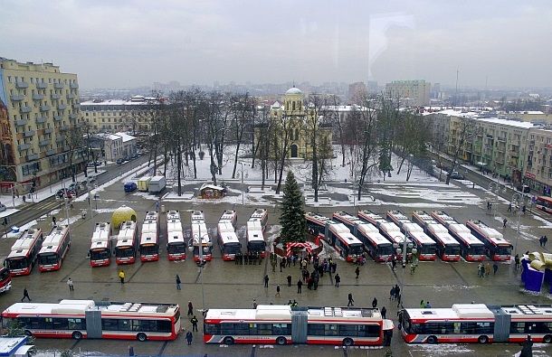 Prezentace hybridních autobusů na náměstí dne 8. 1. 2016. (zdroj: Solbus, foto: Piotr Radoliński)