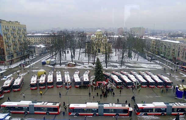 Prezentace hybridních autobusů na náměstí dne 8. 1. 2016. (zdroj: Solbus, foto: Piotr Radoliński)
