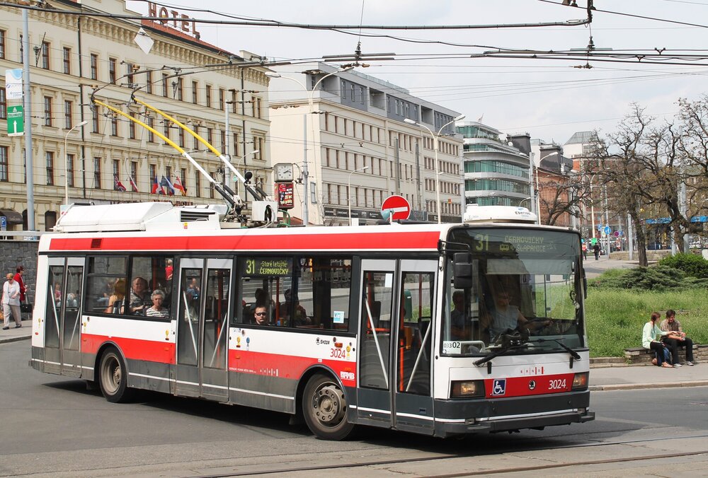 Trolejbus Škoda 21 Tr v Brně. (zdroj: Wikipedia.org, foto: Harold)
