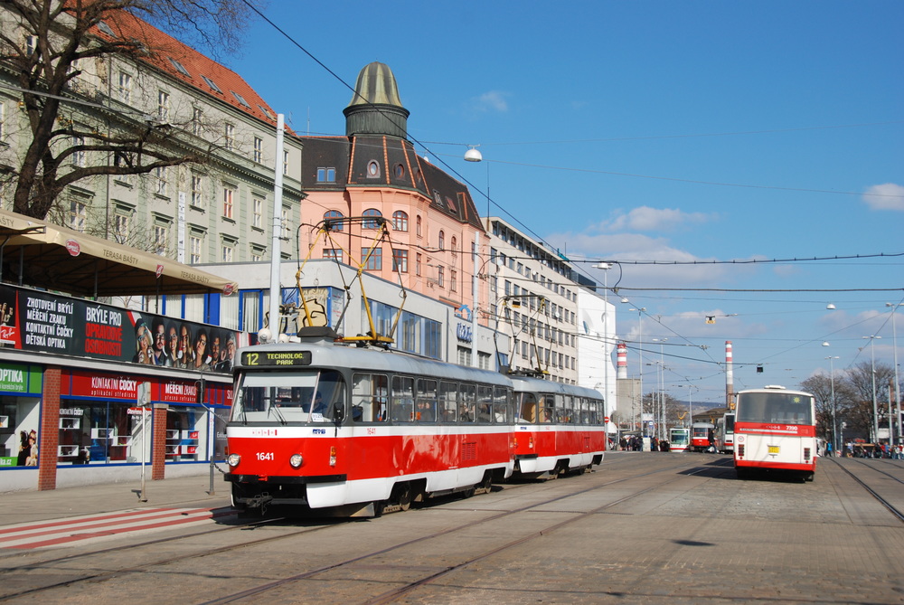 Řidič tramvaje v Brně má možnost řídit velké množství různých typů tramvají. Nejmodernějšími vozidly jsou tramvaje Škoda 13 T, které letos opět po letech nákupu vozů koncepce PCC doplní vozový park DPMB. (ilustrační foto: Libor Hinčica)