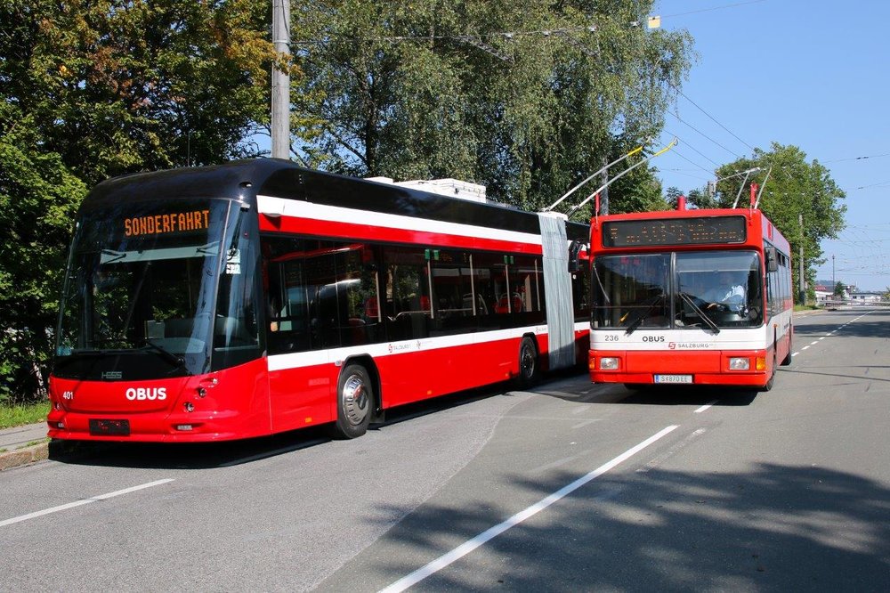 První trolejbus HESS SwissTrolley o délce 18,75 m v Salzburgu vedle jednoho z nejstarších salcburských trolejbusů Gräf & Stift NGT204 ev. č. 236 z roku 1995. (foto: Gunter Mackinger)