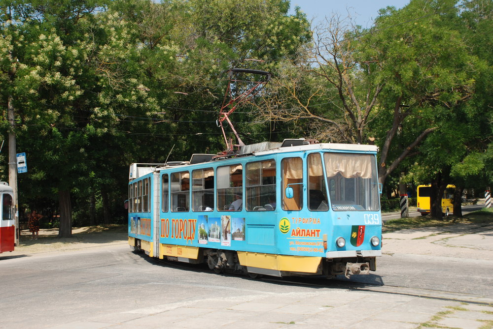 Obousměrná (nikoli však oboustranná) tramvaj KT4SU v Jevpatorii. Vůz je upraven pro turistické jízdy. (foto: Libor Hinčica)