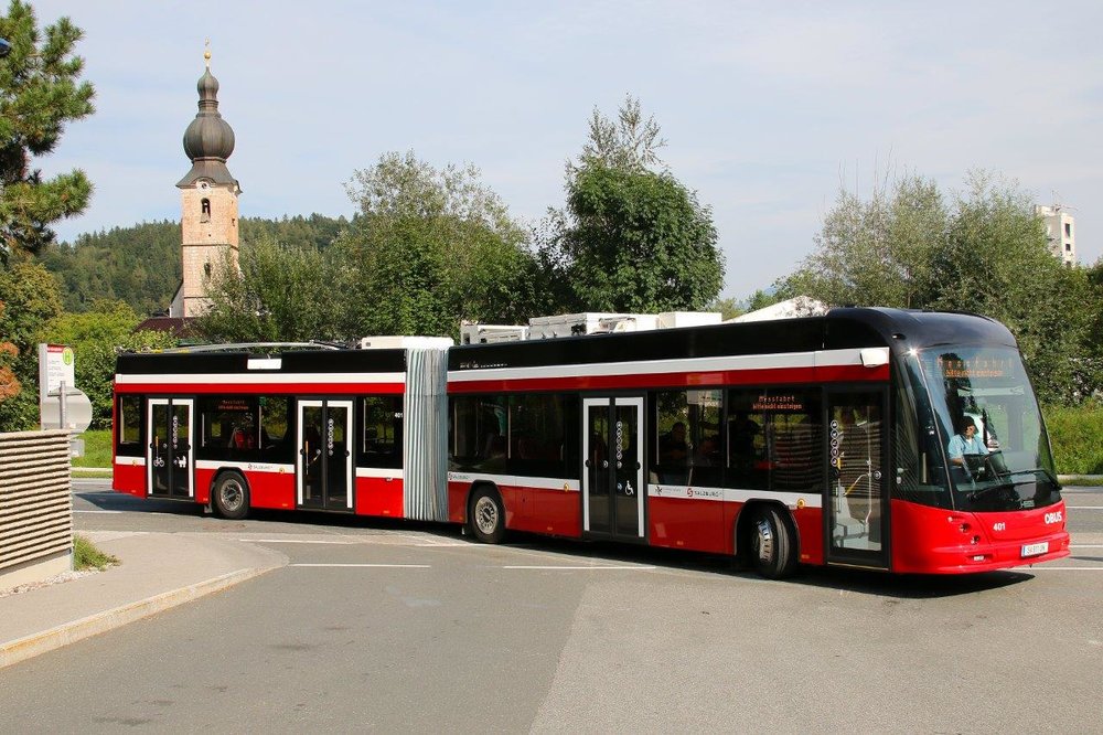 Nový švýcarský trolejbus HESS SwisTrolley v Salzburgu. Od 9. 9. byl poprvé nasazen do provozu s cestujícími na lince číslo 5, na níž je využíván bateriový pohon. (foto: Gunter Mackinger)