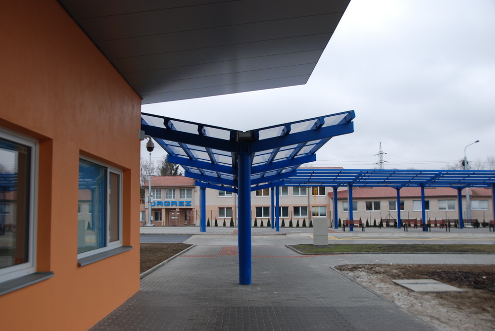 Architektonická řešení celého terminálu je velmi nekvalitní. Jednotlivé stavby na sebe přirozeně nenavazují, použity jsou nejlacinější konstrukce a materiály. Ústředním bodem je objekt sociální vybavenosti uprostřed terminálu. (foto: Libor Hinčica)