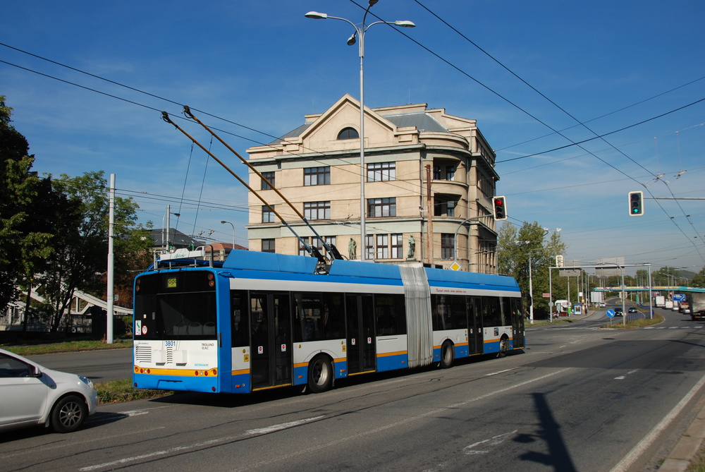 Trolejbus Solaris Trollino 18 AC se vrací z první zkušební jízdy na Hranečník v září 2015. Na snímku je zachycen u mostu Miloše Sýkory. (foto: Libor Hinčica)