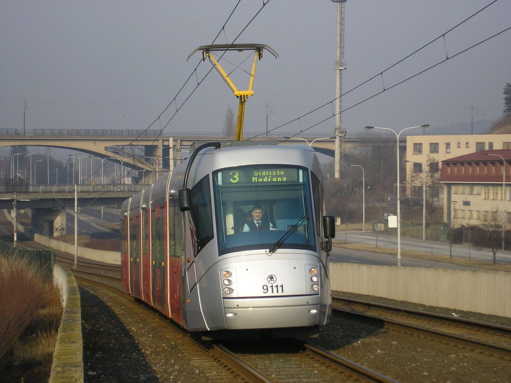 Prototyp tramvaje Škoda 14 T ev. č. 9111 na modřanské estakádě v první dny provozu v lednu 2006. (foto: Ing. Filip Jiřík)