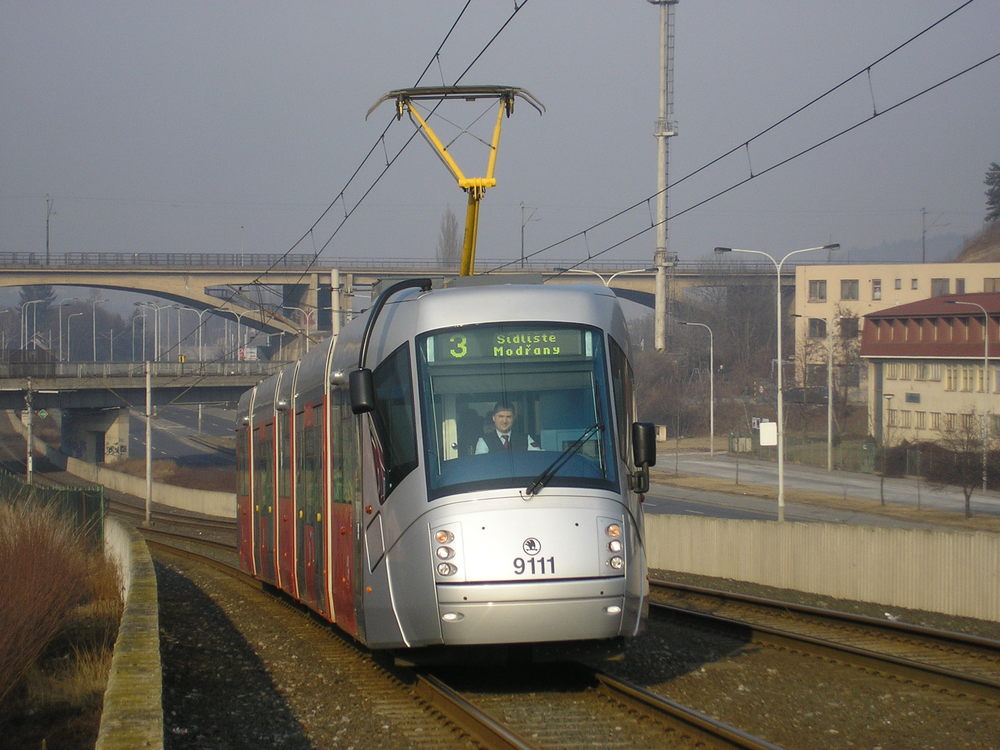 Prototyp tramvaje Škoda 14 T ev. č. 9111 na modřanské estakádě v první dny provozu v lednu 2006. (foto: Ing. Filip Jiřík)