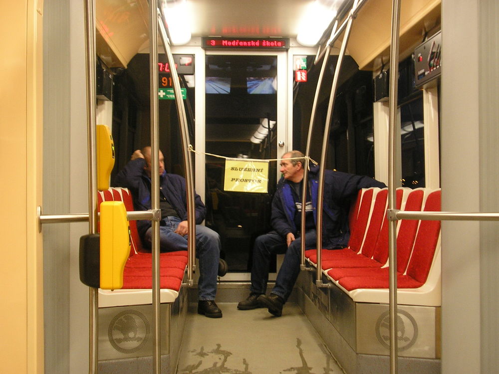 Přední článek vozu ev. č. 9111 sloužil v prvních dnech provozu jako prostor pro pracovníky Škody Transportation. (foto: Ing. Filip Jiřík)