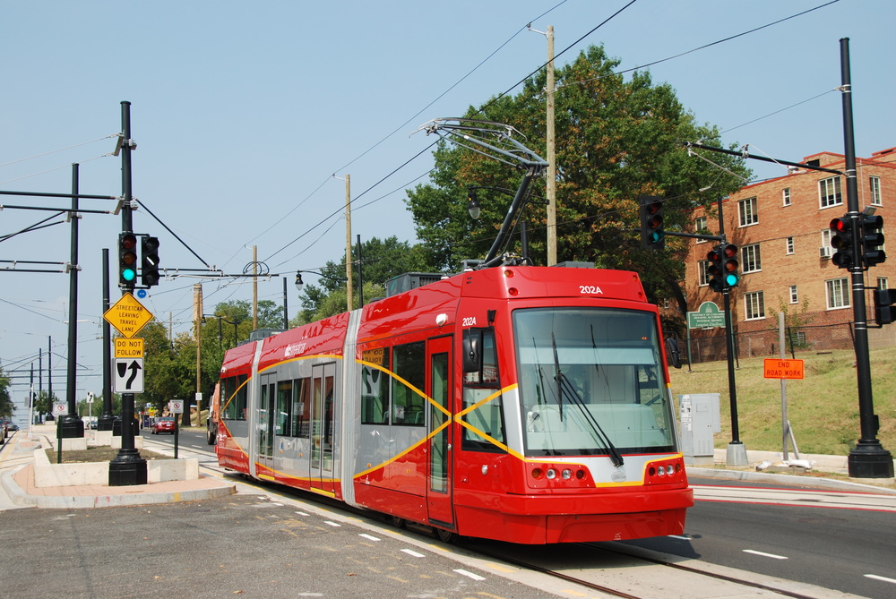 Vůz United Streetcar 100 během zkoušek na tramvajové trati ve Washingtonu, D.C. v září 2015. (foto: Libor Hinčica)
