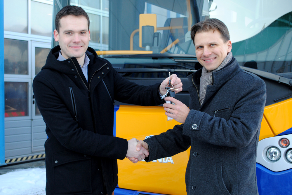 Symbolické předání klíčů - Lukáš Martinů ze společnosti Scania (vlevo) a Petr Kužma, ředitel divize osobní dopravy BORS Břeclav. (foto: Scania)
