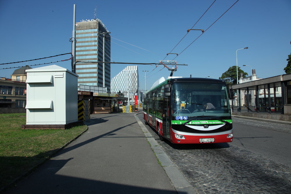 Elektrobus na konečné Želivského. Napájení je realizováno pomocí dvojice drátů, které připomínají trolejbusové trolejové vedení. (foto: Cegelec a. s.)