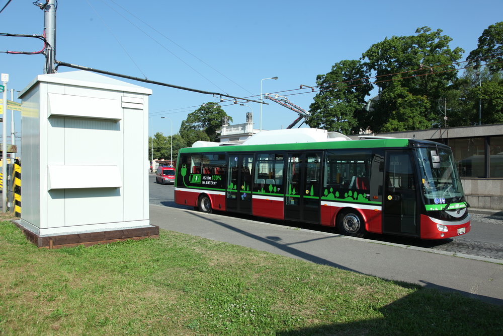 Kromě nabíjecí stopy musela být vybudována také speciální malá měnírna. (foto: Cegelec a. s.)