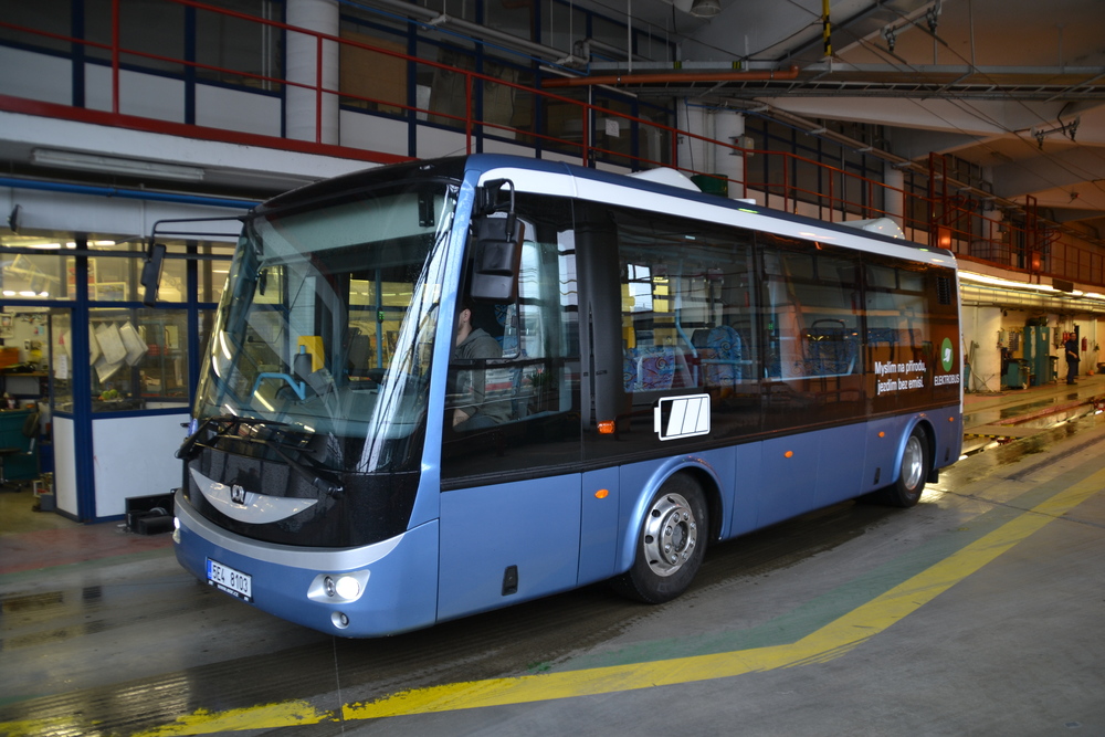 Elektrobus SOR EBN 8 v areálu vozovny Komín. (foto: Ing. Jiří Černý, DPMB)
