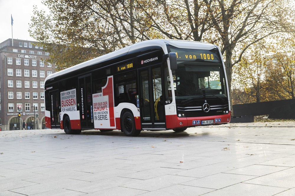 První z tisíce. Elektrobus eCitaro je označen jako první elektrobus v Hamburku z očekávané flotily tisíce elektrobusů. Ve skutečnosti bychom však elektrobusy ve flotile Hamburger Hochbahn nalezli. (foto: EvoBus)