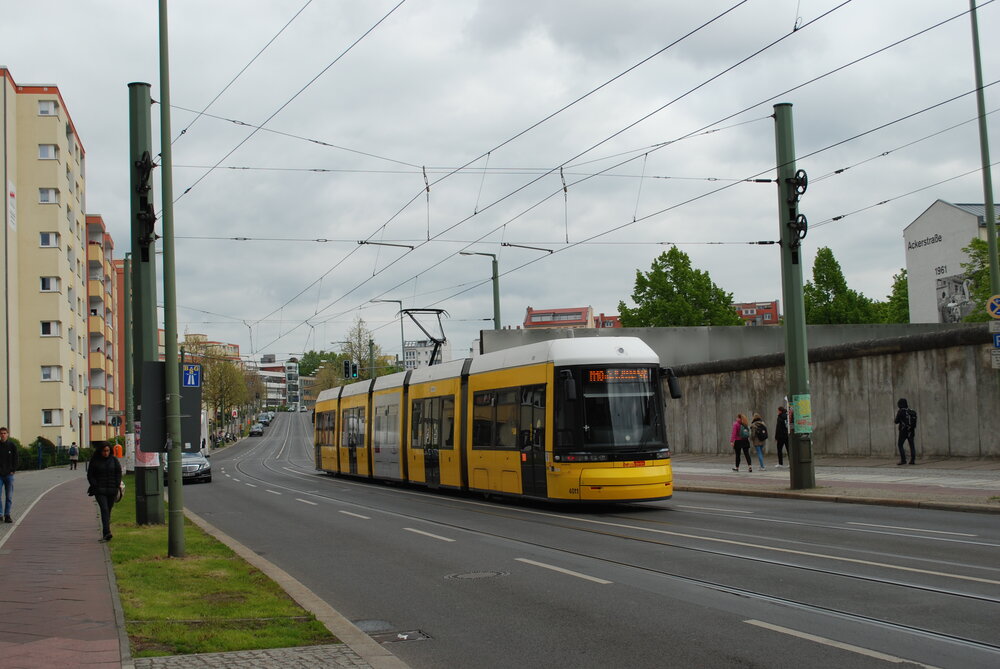 Pětičlánkový vůz Bombardier Flexity Berlin F6Z projíždí kolem pozůstatku slavné Berlínské zdi. (foto: Libor Hinčica)