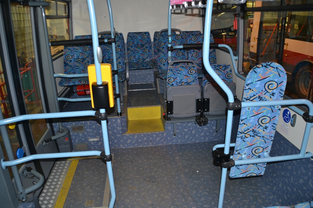 Pohled do interiéru vozu, který je tradičně řešen v provedení low entry. (foto: Ing. Jiří Černý, DPMB)