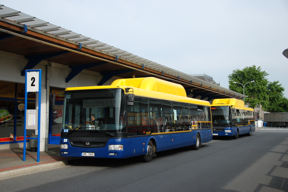 ARRIVA MORAVA převzala od dopravce DLS i autobusy. Vozy SOR NBG 12 jsou zachyceny na autobusovém nádraží v Přerově v létě 2015. (foto: Libor Hinčica)