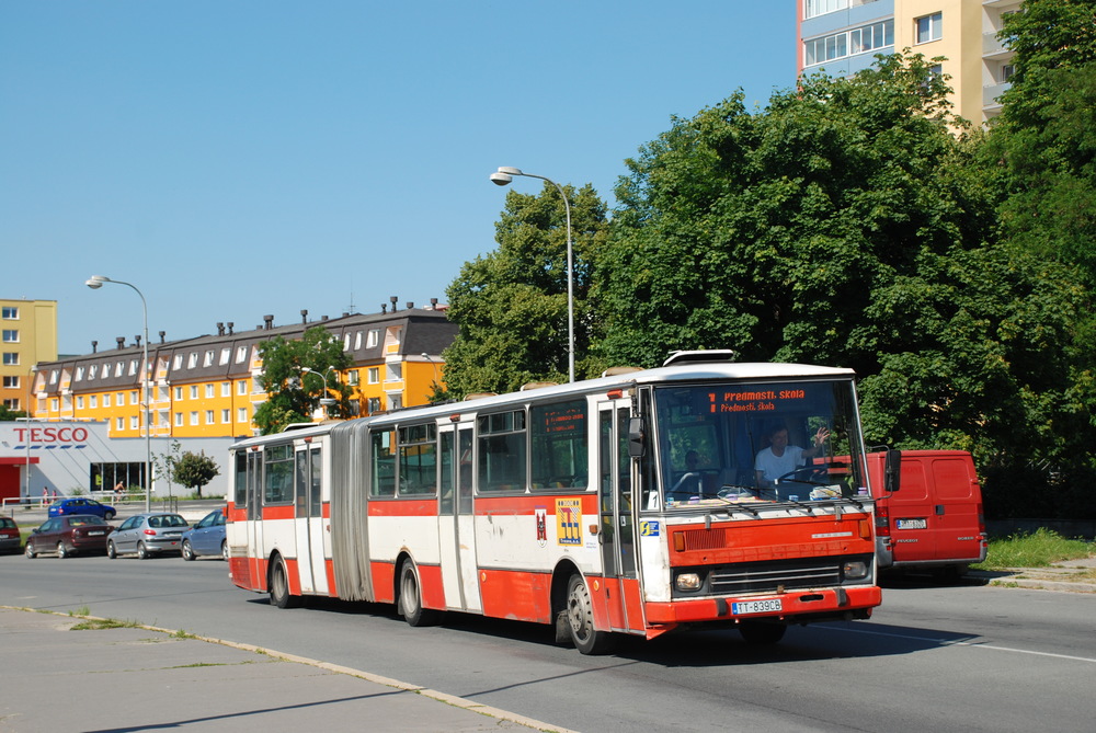 Kloubové autobusy jsou na linkách MHD v Přerově již minulostí. Na snímku ja zachycen vůz B 741 dopravce SAD Trnava v roce 2010. (foto: Libor Hinčica)