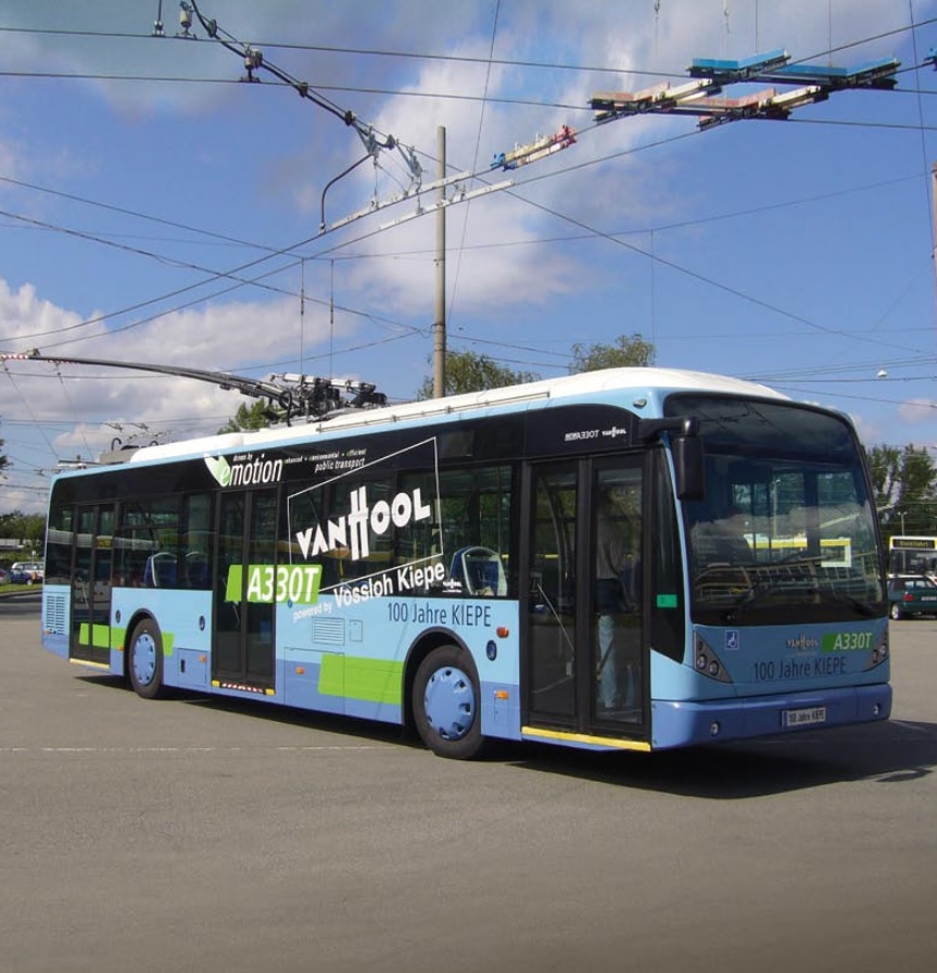 Trolejbus VanHool A330T na ilustračním snímku výrobce. Vozidla stejného typu byla v počtu tří kusů dodána také do Bari. Od roku 2010 však trolejbusy nesvezly ani jednoho cestujícího. (foto: VanHool)