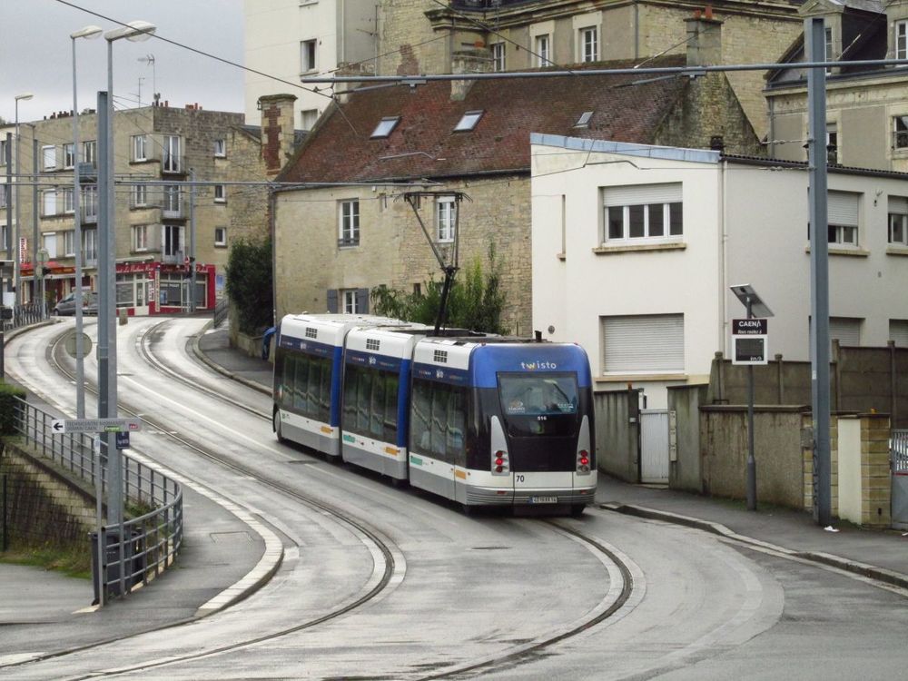 Doposud nebylo zcela zřejmé, zda lze systém v Caen označovat za opravdovou tramvaj. Od roku 2019 již pochyby nebudou. Problémový systém od Bombardieru nahradí klasická tramvaj. (foto: Ing. Filip Jiřík)