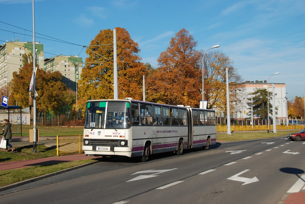 Ikarusům 280 ve městě odzvonilo. Zde je jeden z autobusů zachycen dne 28. 10. 2015. (foto: Libor Hinčica)