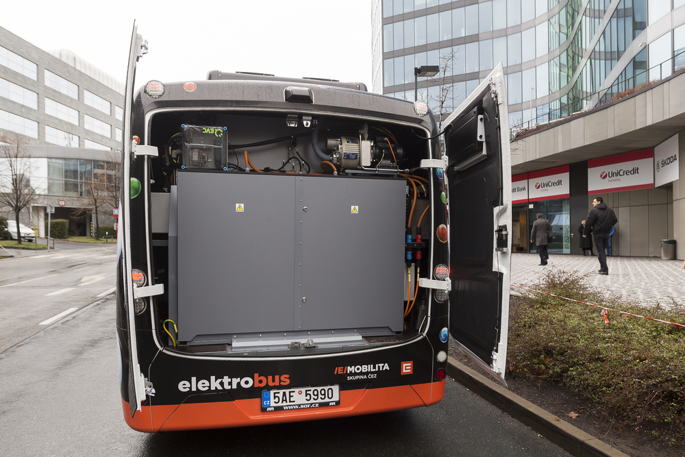 Boxy s bateriemi se nacházejí ve skříni na zádi vozidla. (foto: ARRIVA PRAHA)